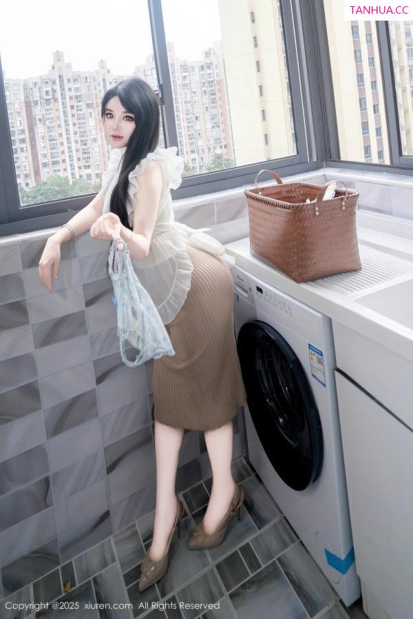   [XiuRen]高清写真图 2025.11.20 No.11010 汐汐爱吃草莓 家政姐姐第9张图片